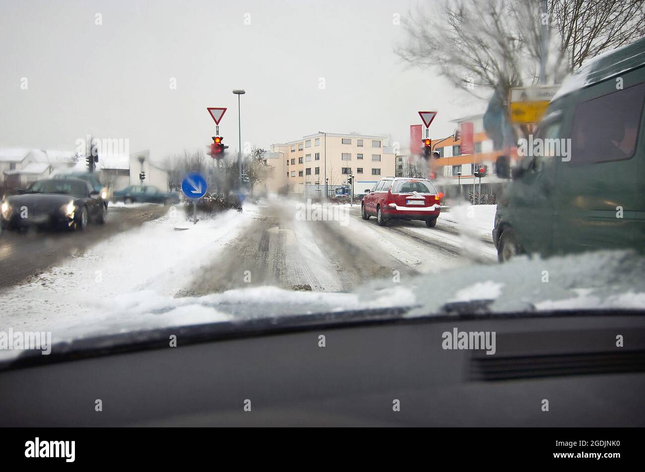Conditions de circulation pendant la neige en hiver à un croisement, en Allemagne Banque D'Images