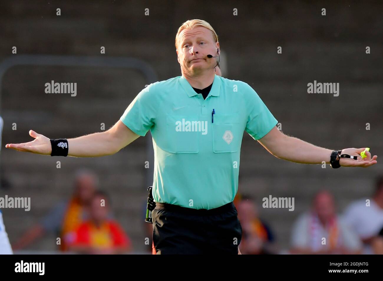 Deventer, pays-Bas. 13 août 2021. DEVENTER, PAYS-BAS - AOÛT 13: Arbitre Kevin Blom pendant le match néerlandais Eredivisie entre Vas-y Eagles et SC Heerenveen à Adelaarshorst le 13 août 2021 à Deventer, pays-Bas (photo de Dennis Bresser/Orange Pictures) crédit: Orange pics BV/Alay Live News Banque D'Images