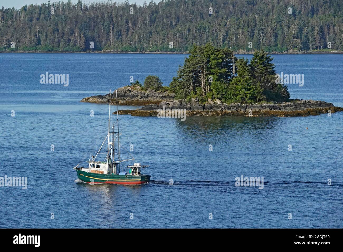 Sitka, Alaska. Un petit bateau de pêche se dirige vers la mer ouverte alors qu'il quitte le port de Sitka, en Alaska. Banque D'Images