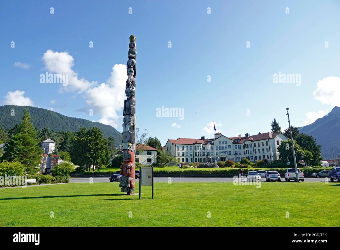 Sitka, Alaska. Vue sur le pôle Baranof Totem, sur la place Totem et en face de la maison des pionniers de Sitka. Banque D'Images