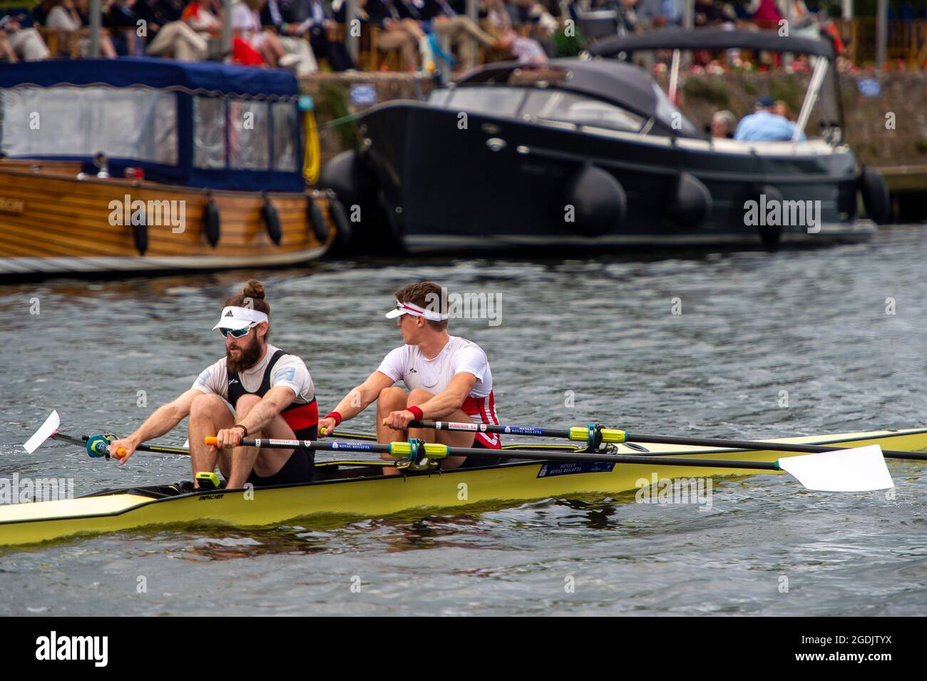 Henley-upon-Thames, Oxfordshire, Royaume-Uni. 13 août 2021. Fintan McCarthy et Paul O’Donovan, du Skibbereen Rowing Club and University College, Cork, Irlande, ramer dans la coupe du défi Double Sculls contre l'université de Reading et le Leander Club. Ce mois-ci, Fintan et Paul ont remporté la médaille d'or dans le concours Lightweight Men’s Double Sculls aux Jeux olympiques de Tokyo en 2020. Crédit : Maureen McLean/Alay Banque D'Images