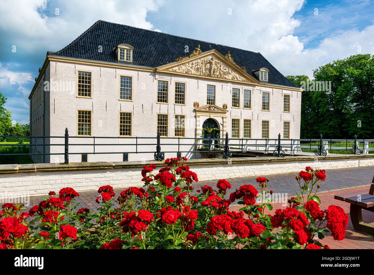 Le Norderburg est un château amarré dans la municipalité de Dornum, en Frise orientale. Depuis, le bâtiment principal et les dépendances sont utilisés comme école Banque D'Images