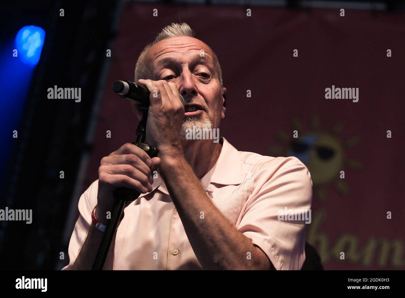 Wickham, Royaume-Uni. 08 août 2021. Gaz Birtles, ancien saxophone avec le groupe anglais The Beautiful South, est maintenant le chanteur masculin en tête de concert avec le groupe nouvellement formé The South au festival Wickham. (Photo par Dawn Fletcher-Park/SOPA Images/Sipa USA) crédit: SIPA USA/Alay Live News Banque D'Images