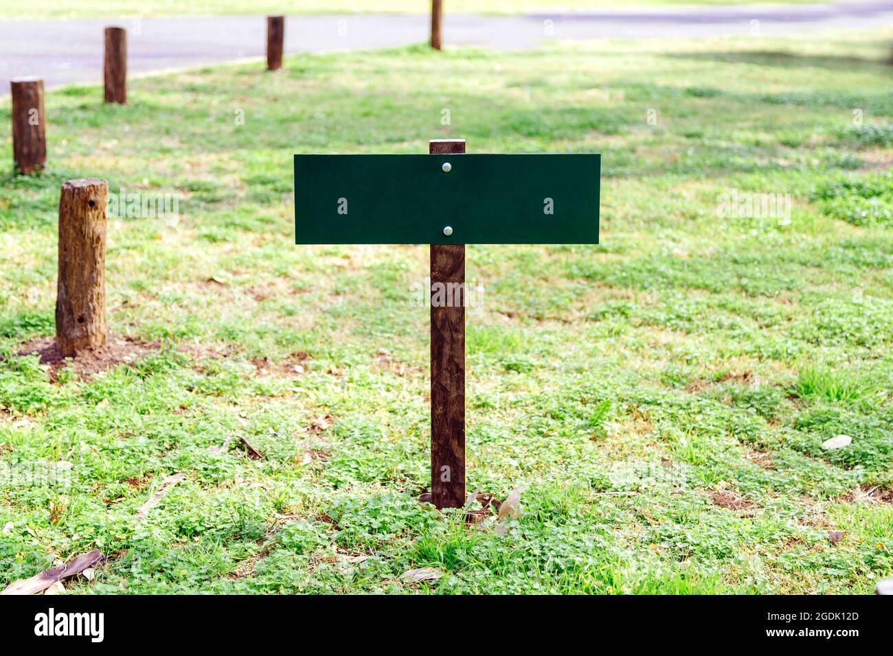 Petit panneau vert en bois pour maquette. Copier l'espace. Banque D'Images
