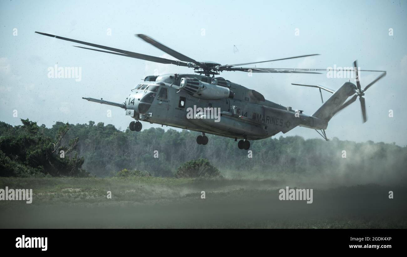Les Marines des États-Unis et le Marine Heavy Helicopter Squadron 461 participent à un événement d'entraînement amphibie au Camp Lejeune, N.C., le 11 août 2021. L'événement d'entraînement a nécessité une participation et une coopération conjointes avec l'escadre d'aéronefs marins 2d et l'équipe de reconnaissance des Rangers de l'armée américaine 4, 75e Régiment des Rangers, afin d'améliorer les capacités amphibies, la confiance et la compétence de la Force Company, 2e Bataillon de reconnaissance, Division maritime 2d. (É.-U. Photo du corps marin par Cpl. Patrick King) Banque D'Images