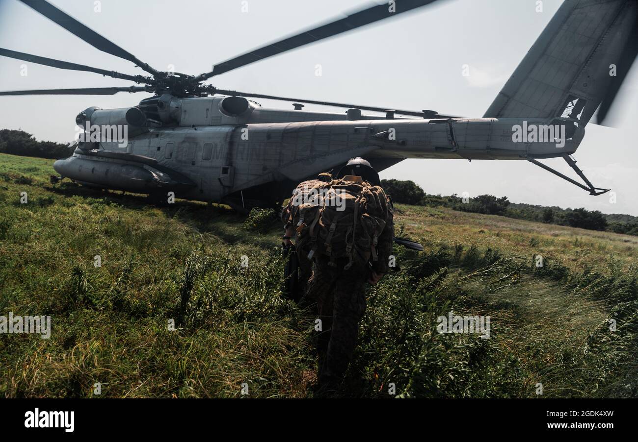Les Marines des États-Unis avec le peloton 3d, Force Company, 2e Bataillon de reconnaissance, 2d Marine Division, se préparent à monter à bord d'un CH-53E Super Stallion lors d'un entraînement amphibie au Camp Lejeune, N.C., le 11 août 2021. L'événement d'entraînement a nécessité une participation et une coopération conjointes avec l'escadre des aéronefs marins 2d et l'équipe de reconnaissance des Rangers américains 4, 75e Régiment des Rangers, afin d'améliorer les capacités, la confiance et la compétence des amphibies. (É.-U. Photo du corps marin par Cpl. Patrick King) Banque D'Images