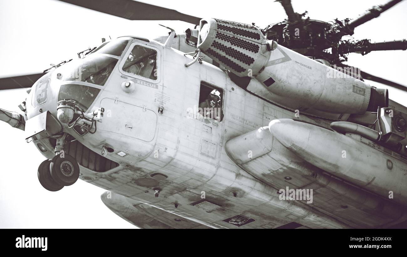 Les Marines des États-Unis et le Marine Heavy Helicopter Squadron 461 participent à un événement d'entraînement amphibie au Camp Lejeune, N.C., le 11 août 2021. L'événement d'entraînement a nécessité une participation et une coopération conjointes avec l'escadre des aéronefs marins 2d et l'équipe de reconnaissance des Rangers américains 4, 75e Régiment des Rangers, afin d'améliorer les capacités amphibies, la confiance et la compétence de la Force Company, bataillon de reconnaissance 2d. (É.-U. Illustration de la photo du corps marin par le Cpl. Patrick King) Banque D'Images