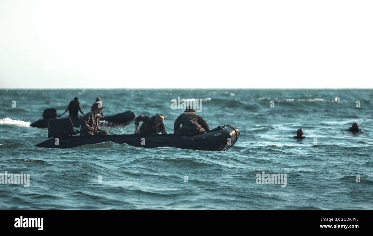 Les Marines des États-Unis avec peloton 3d, Force Company, 2e Bataillon de reconnaissance, 2d Marine Division, flottent sur un radeau lors d'un entraînement amphibie au Camp Lejeune, N.C., le 11 août 2021. L'événement d'entraînement a nécessité une participation et une coopération conjointes avec l'escadre des aéronefs marins 2d et l'équipe de reconnaissance des Rangers américains 4, 75e Régiment des Rangers, afin d'améliorer les capacités, la confiance et la compétence des amphibies. (É.-U. Photo du corps marin par Cpl. Patrick King) Banque D'Images