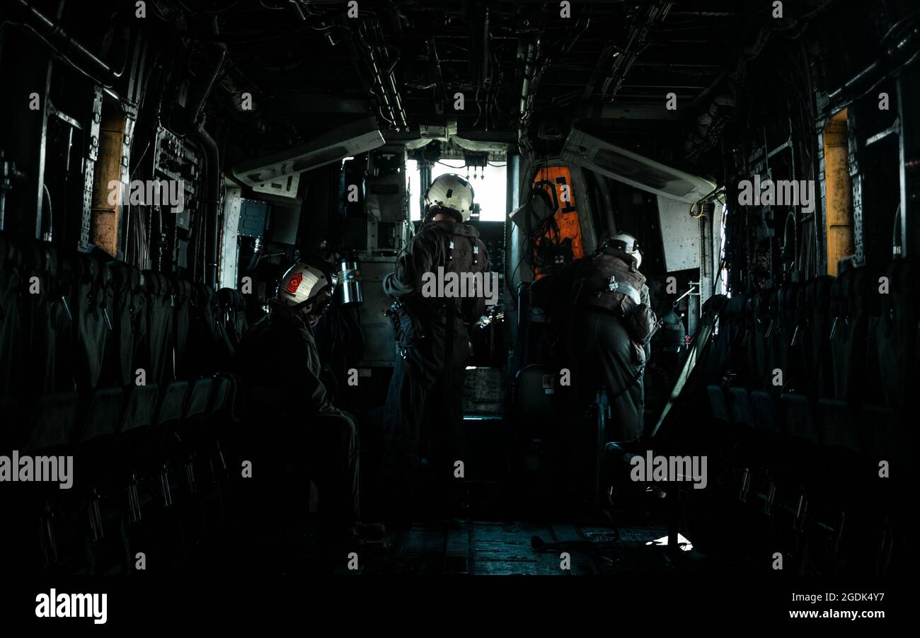 Les Marines des États-Unis et le Marine Heavy Helicopter Squadron 461 participent à un événement d'entraînement amphibie au Camp Lejeune, N.C., le 11 août 2021. L'événement d'entraînement a nécessité une participation et une coopération conjointes avec l'escadre d'aéronefs marins 2d et l'équipe de reconnaissance des Rangers de l'armée américaine 4, 75e Régiment des Rangers, afin d'améliorer les capacités amphibies, la confiance et la compétence de la Force Company, 2e Bataillon de reconnaissance, Division maritime 2d. (É.-U. Photo du corps marin par Cpl. Patrick King) Banque D'Images