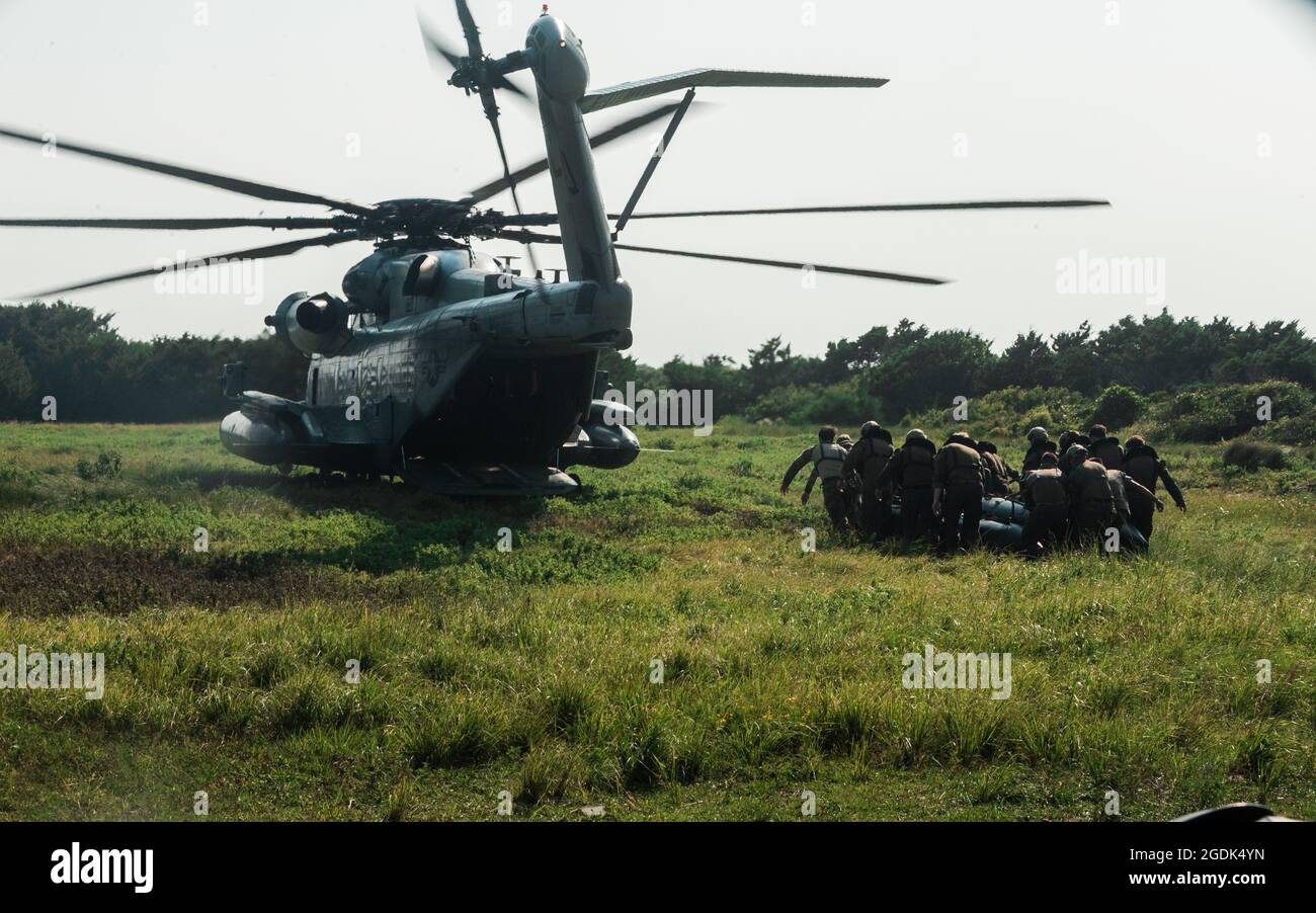 Les Marines des États-Unis avec le peloton 3d, Force Company, 2e Bataillon de reconnaissance, 2d Marine Division, se préparent à monter à bord d'un CH-53E Super Stallion lors d'un entraînement amphibie au Camp Lejeune, N.C., le 11 août 2021. L'événement d'entraînement a nécessité une participation et une coopération conjointes avec l'escadre des aéronefs marins 2d et l'équipe de reconnaissance des Rangers américains 4, 75e Régiment des Rangers, afin d'améliorer les capacités, la confiance et la compétence des amphibies. (É.-U. Photo du corps marin par Cpl. Patrick King) Banque D'Images