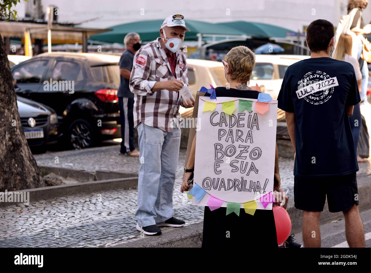 24 juillet 2021:UNE femme portant un panneau portant la mention «prison pour Bolsonaro et son gang» participe à la manifestation anti-Bolsonaro tenue dans le centre de Rio de Janeiro Banque D'Images