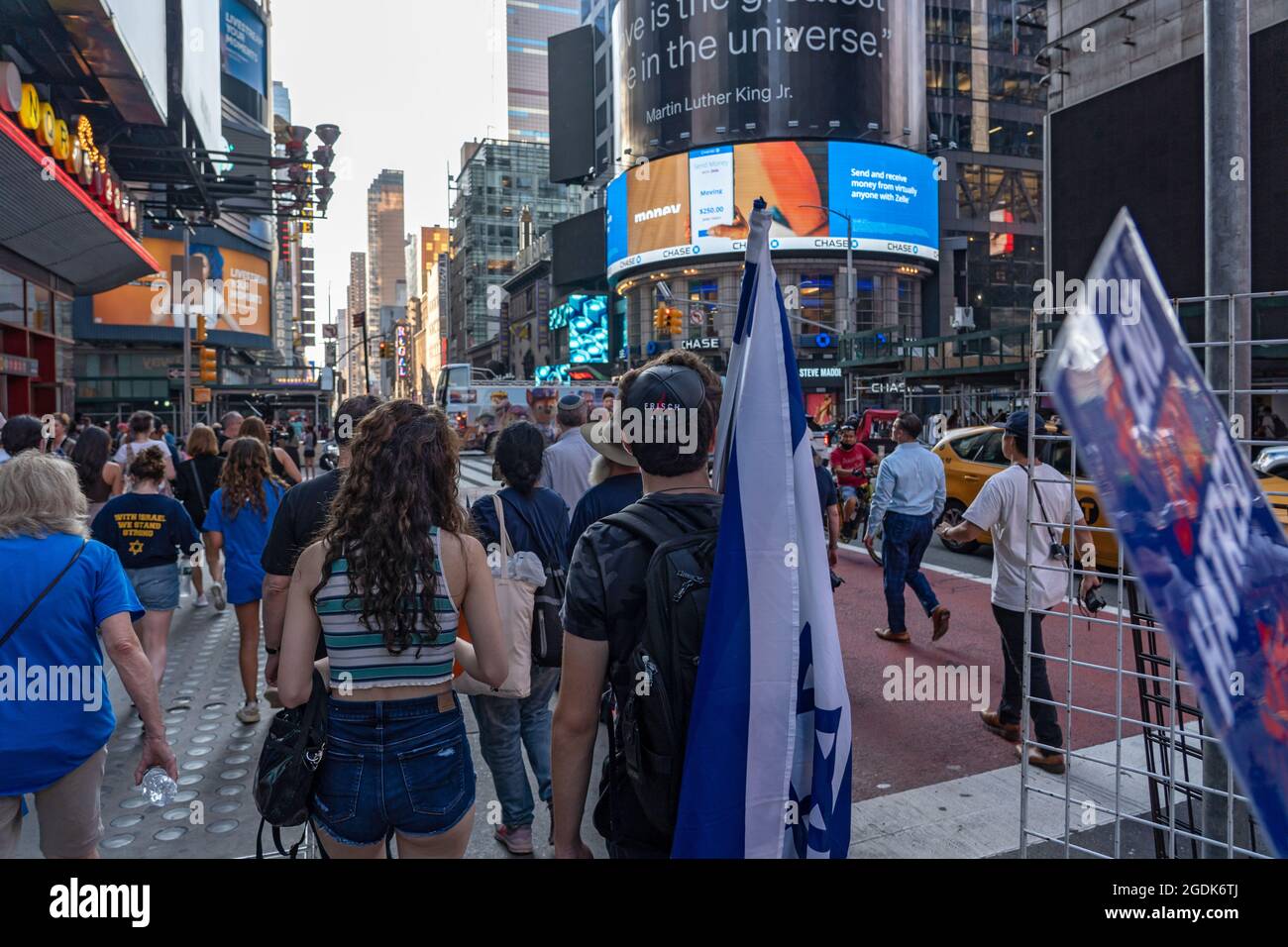New York, États-Unis. 12 août 2021. NEW YORK, NY – 12 AOÛT : les manifestants avec drapeaux israéliens et panneaux défilont jusqu'à Times Square le 12 août 2021 à New York. Les manifestants ont organisé un rassemblement sur les marches de la bibliothèque publique de New York et ont marché jusqu'au magasin Times Square Ben & Jerry pour poursuivre leur rassemblement contre la société de crèmes glacées après que la marque populaire ait pris part à une controverse de longue date au Moyen-Orient. Ben & Jerry se joint au mouvement antisémite de boycott, désinvestissement et sanctions (BDS) visant Israël pour annoncer qu'il cesserait de vendre de la crème glacée sur la Cisjordanie et Jérusalem-est, qu'il perçoit comme Banque D'Images