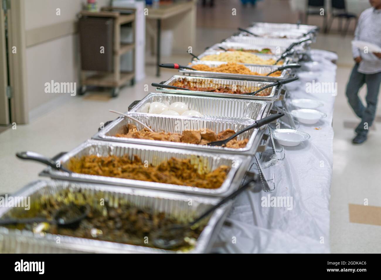 Un buffet de plats nigérians en libre-service est servi lors d'une fête Banque D'Images