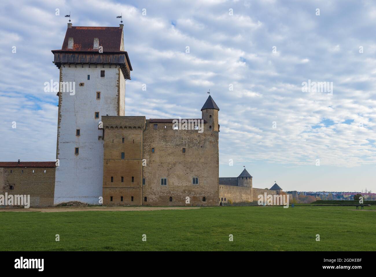 Octobre matin nuageux au château Herman. Narva, Estonie Banque D'Images
