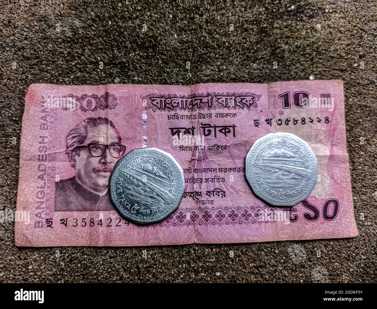 10 taka note et 5 taka coin .taka est la monnaie nationale du bangladesh Banque D'Images