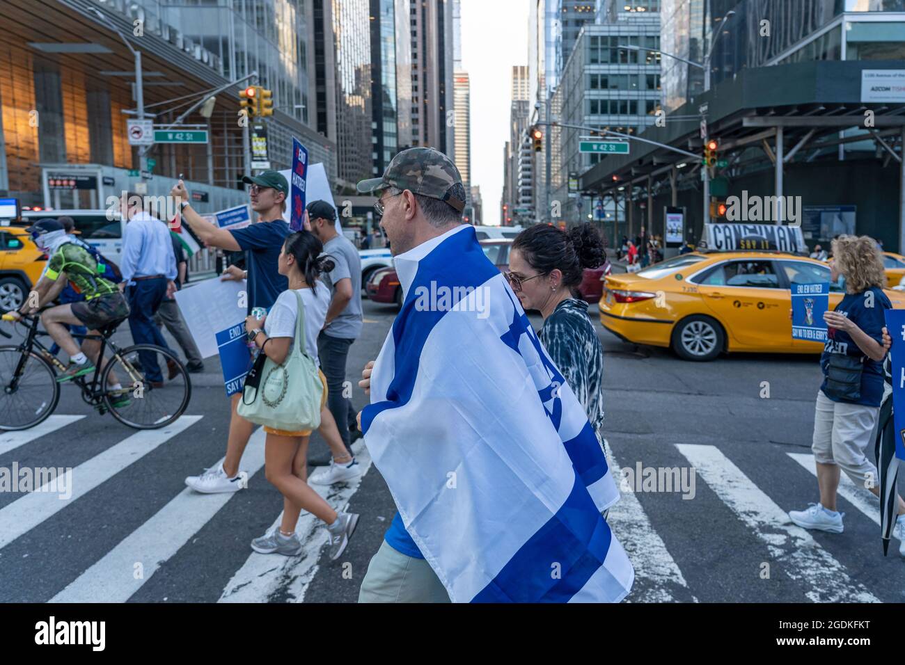 Des manifestants avec des drapeaux israéliens et des panneaux défilent jusqu'à Times Square pendant le rallye de haine du juif final.les manifestants ont organisé un rassemblement sur les marches de la bibliothèque publique de New York et ont défilé dans le magasin de Times Square Ben & Jerry pour se rallier contre la compagnie de crème glacée après que la marque populaire ait pris parti Une controverse à long terme au Moyen-Orient. Ben & Jerry rejoint le mouvement antisémite boycott, désinvestissement et sanctions (BDS) visant Israël a annoncé qu'il cesserait de vendre de la glace sur la Cisjordanie et Jérusalem-est qu'il perçoit comme les territoires occupés. (Photo par Ron Adar/SOPA Images/Sipa USA) Banque D'Images