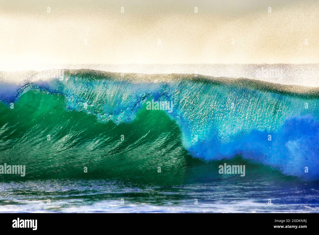 Vagues de l'océan Pacifique émeraude sur les plages du nord de Sydney au lever du soleil avec des gouttes de lumière vive. Banque D'Images