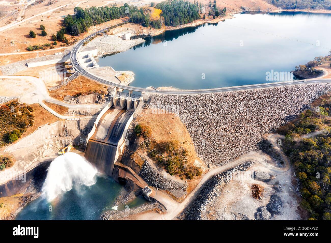 Barrage de Jindabyne sur le lac de Jindabyne et la rivière Snowy dans le schéma de production d'énergie de Snowy Hydro d'Austraila - vue aérienne. Banque D'Images