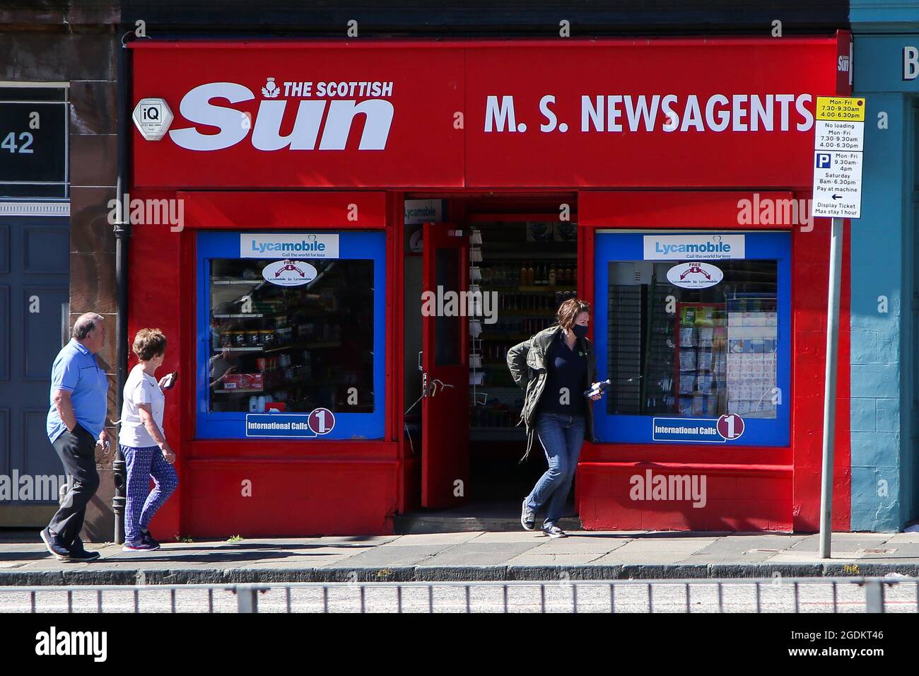 Edninburgh, Royaume-Uni. 15 juillet 2021. Les gens se promène devant un marchand de journaux avec la boutique « The Scottish Sun » à Édimbourg, en Écosse. (Photo de Dinendra Haria/SOPA Images/Sipa USA) crédit: SIPA USA/Alay Live News Banque D'Images