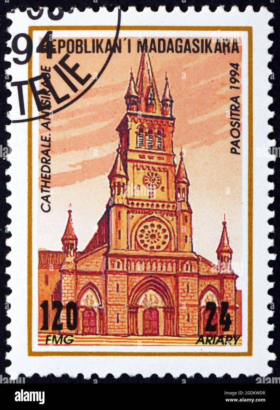 MALGACHE - VERS 1994: Un timbre imprimé à Malgache, Madagascar montre la cathédrale d'Antsirabe, la cathédrale notre-Dame de la Salette, vers 1994 Banque D'Images