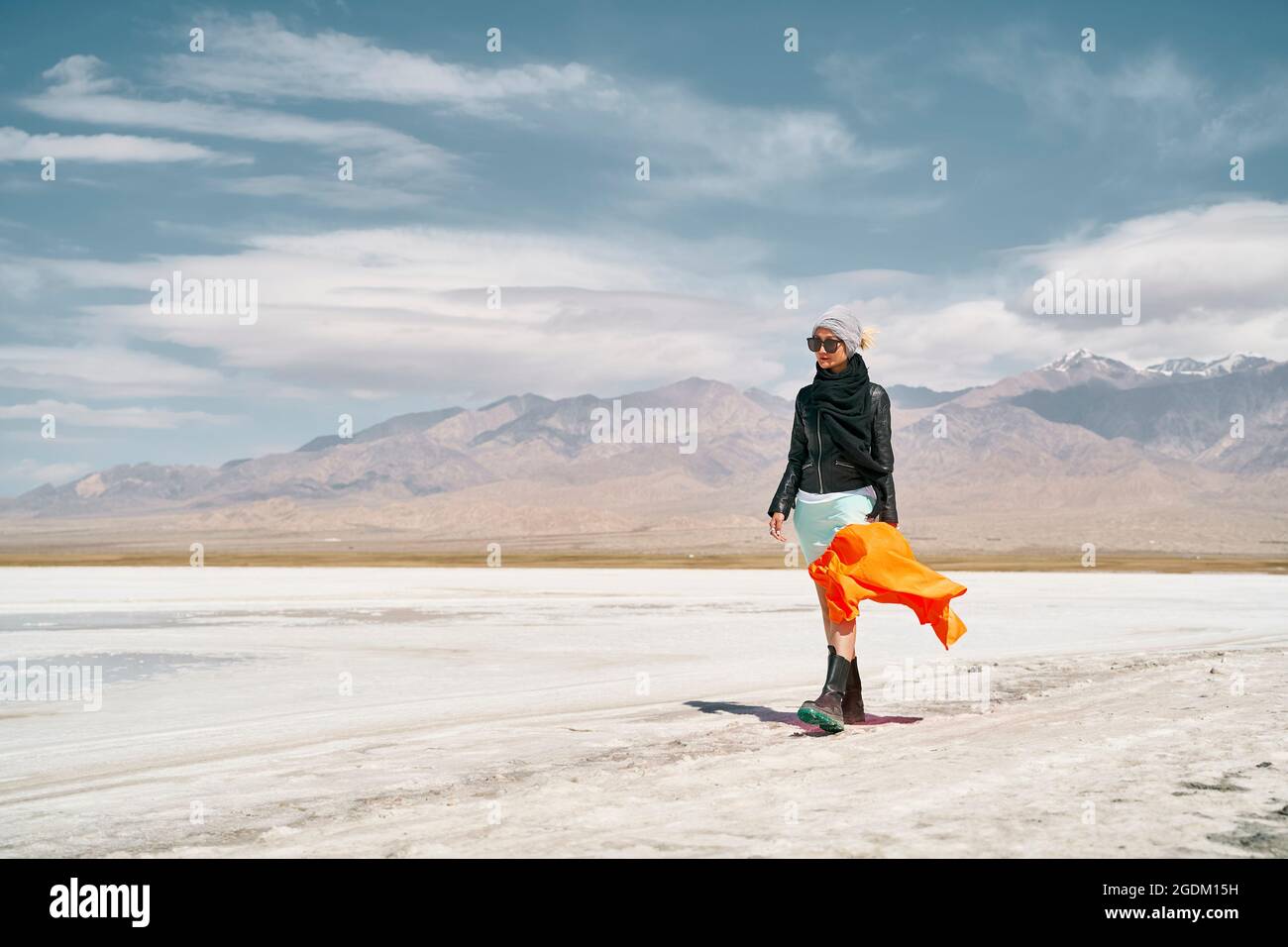 femme asiatique touriste en longue jupe marchant sur une terre saline alcaline Banque D'Images