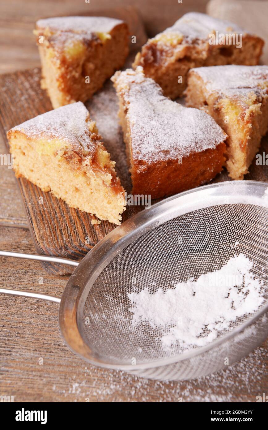 Morceaux De Delicieux Gateau Sur Une Planche A Decouper Sur La Table En Bois Photo Stock Alamy