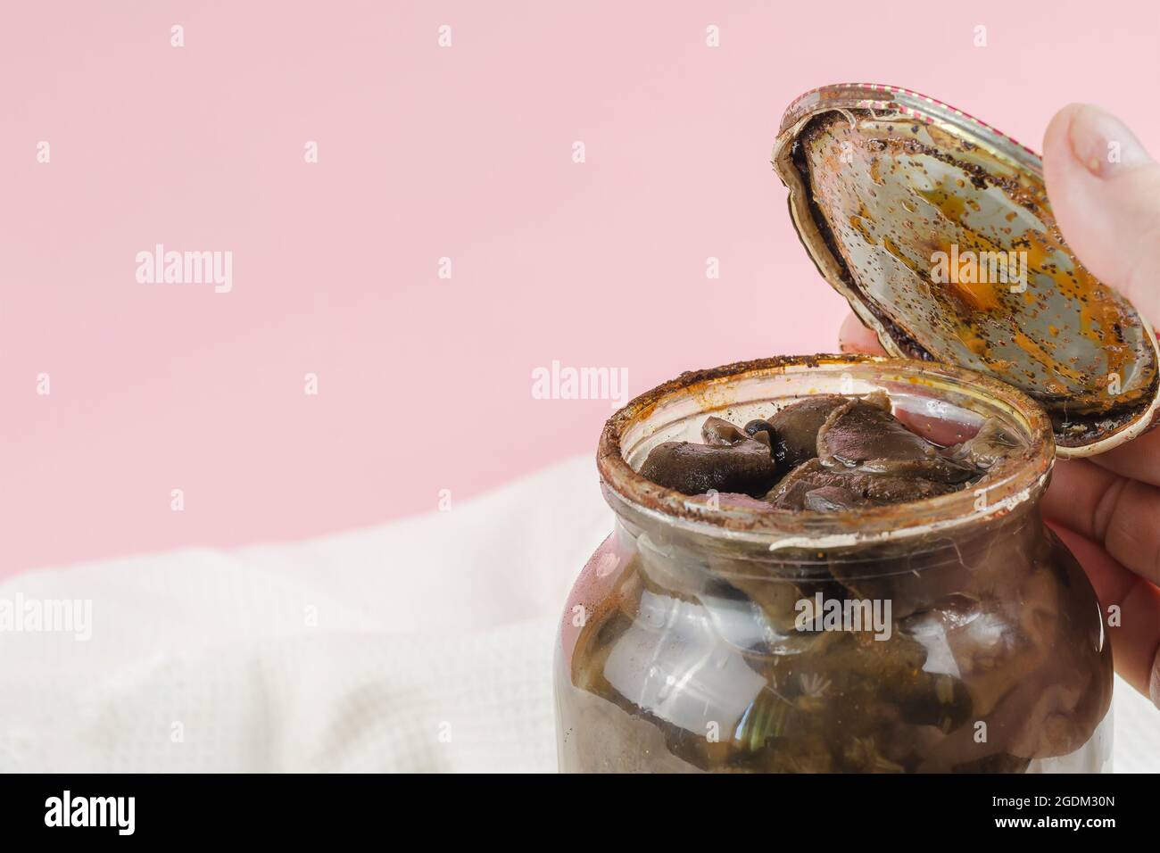 Botulisme, intoxication alimentaire à partir de la notion d'aliments en  conserve. Poignées couvercle en boîte Rusty avec taches noires. Ouvert pot  en verre avec Suillus mariné. Gâté Photo Stock - Alamy