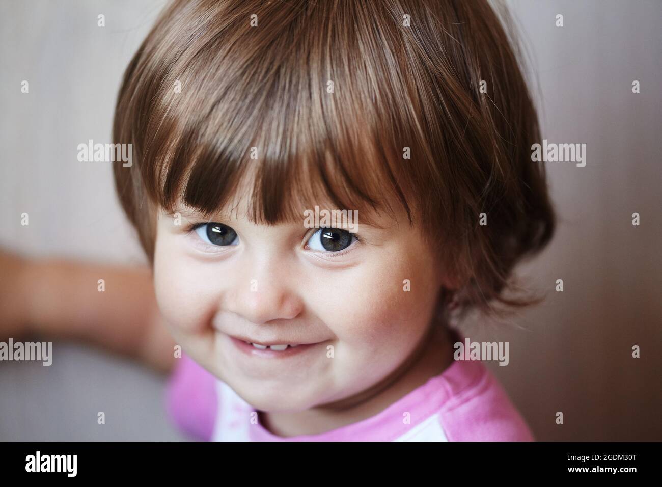 Portrait D Une Adorable Petite Fille Caucasienne Souriante De 1 5 Ans Fermer Portrait Mignon Bebe Fille Photo Stock Alamy