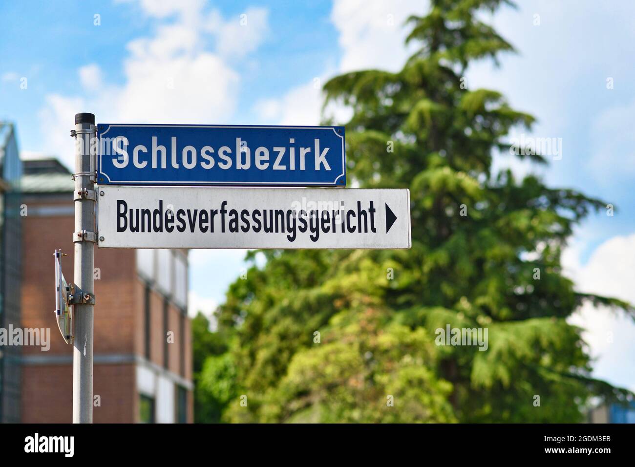 Le panneau routier de la Cour constitutionnelle fédérale en Allemagne appelé "Bundesverfassungsgericht" à Karlsruhe, en Allemagne Banque D'Images
