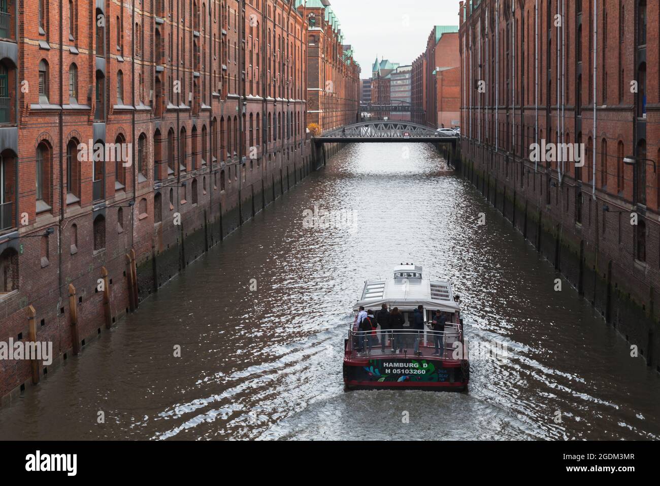 Hambourg, Allemagne - 30 novembre 2018 : un bateau touristique avec passagers se rend à Speicherstadt, ancien quartier d'entrepôts de Hambourg Banque D'Images