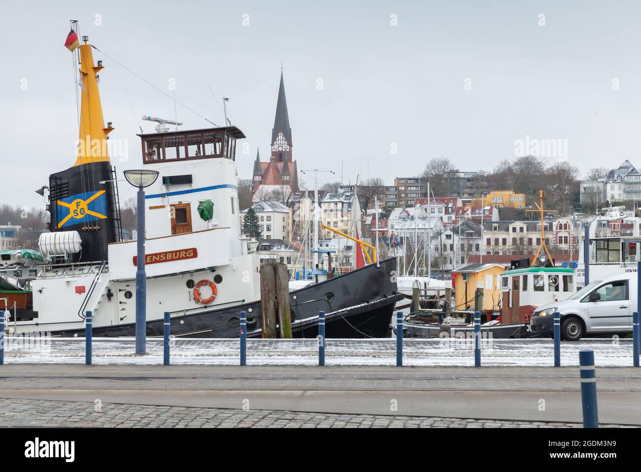 Flensburg, Allemagne - 9 février 2017 : le vieux remorqueur est amarré dans le port de Flensburg Banque D'Images