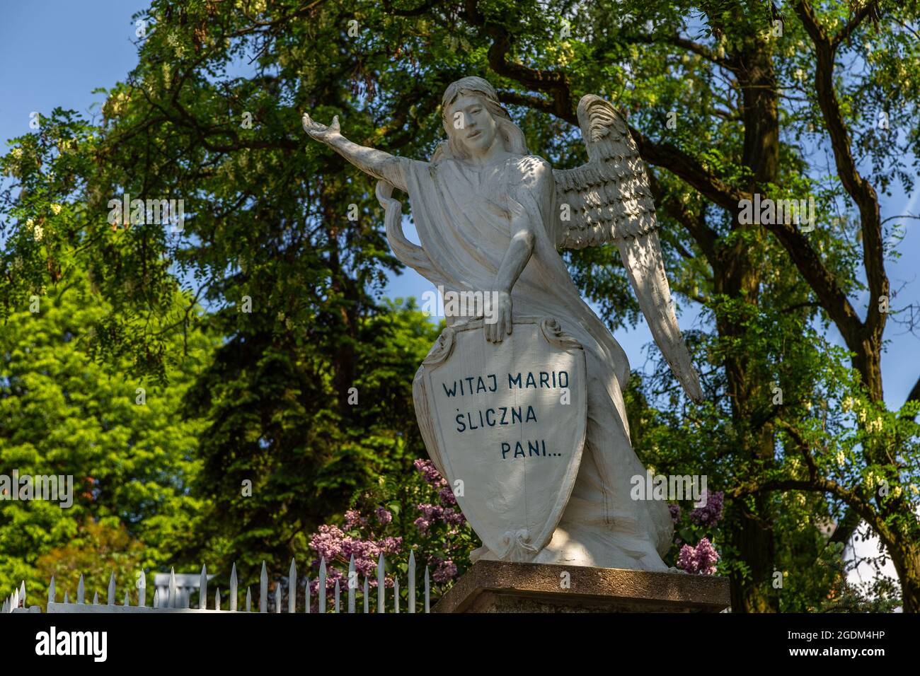 Lichen Stary, Pologne - 25 mai 2016 : sculpture d'un ange de la Saint Dorothy, église paroissiale néo-gothique. Banque D'Images