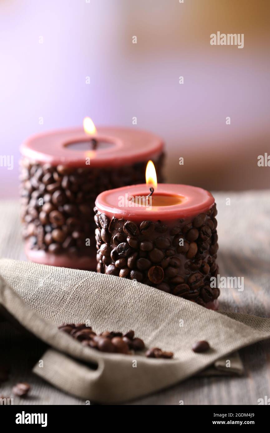 Bougie décorée avec des grains de café sur une table en bois, gros plan  Photo Stock - Alamy
