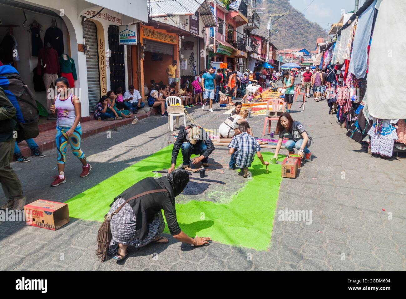 PANAJACHEL, GUATEMALA - 25 MARS 2016 : les gens décorent les tapis de Pâques dans le village de Panajachel, Guatemala Banque D'Images