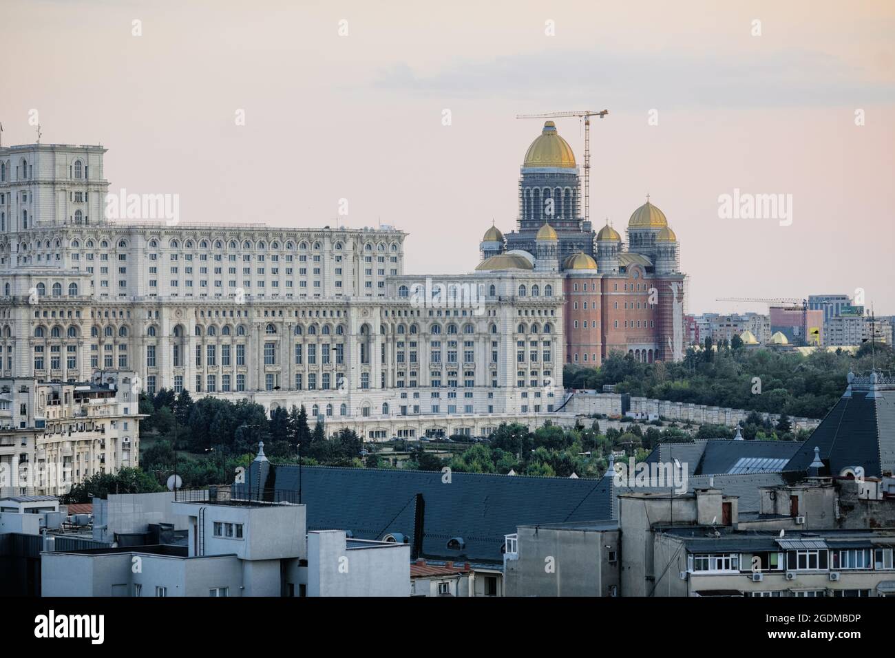 Bucarest, Roumanie - 13 août 2021 : chantier de construction de « Catedrala Mantuirii Neamului » (cathédrale du salut du peuple), près du Palais du Parlement Banque D'Images