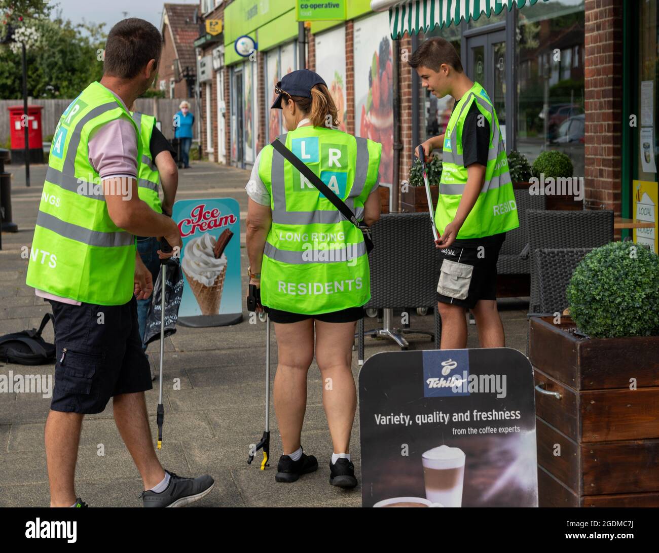 Brentwood, Royaume-Uni. 14 août 2021. Hutton Essex 14 août 2021 le groupe « Keep Hutton and Shenfield Tidy » a pris part à une journée de cueillette de litière dans la collectivité de Hutton Essex, sous la direction du conseiller local Keith Barber Credit: Ian Davidson/Alay Live News Banque D'Images