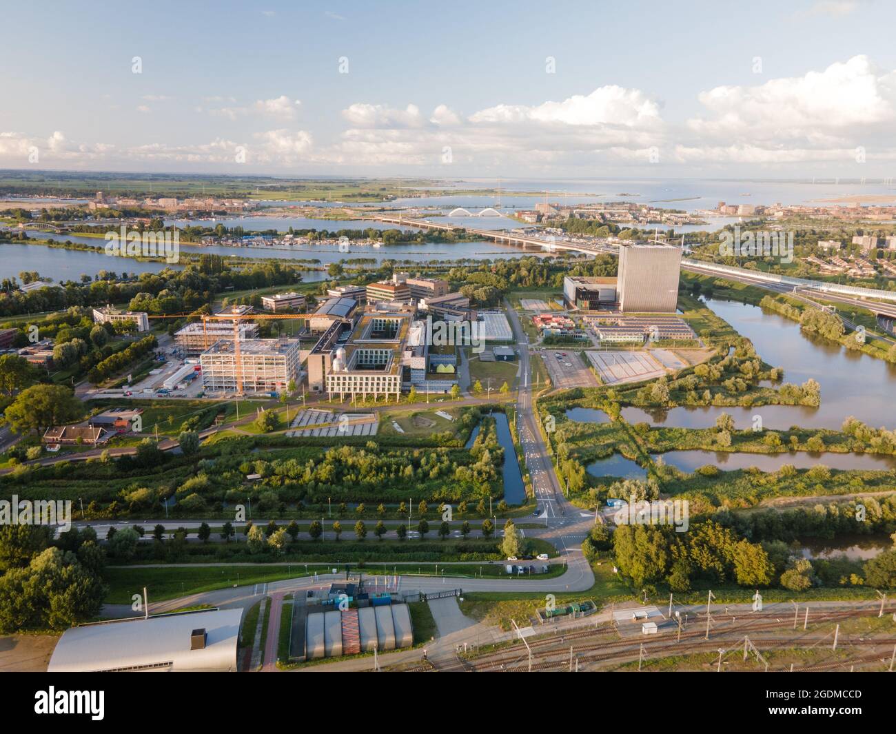 Amsterdam, 8 août 2021, vue aérienne du parc scientifique d'Amsterdam dans la partie est d'amsterdam, campus universitaire et centre de données survolent Banque D'Images