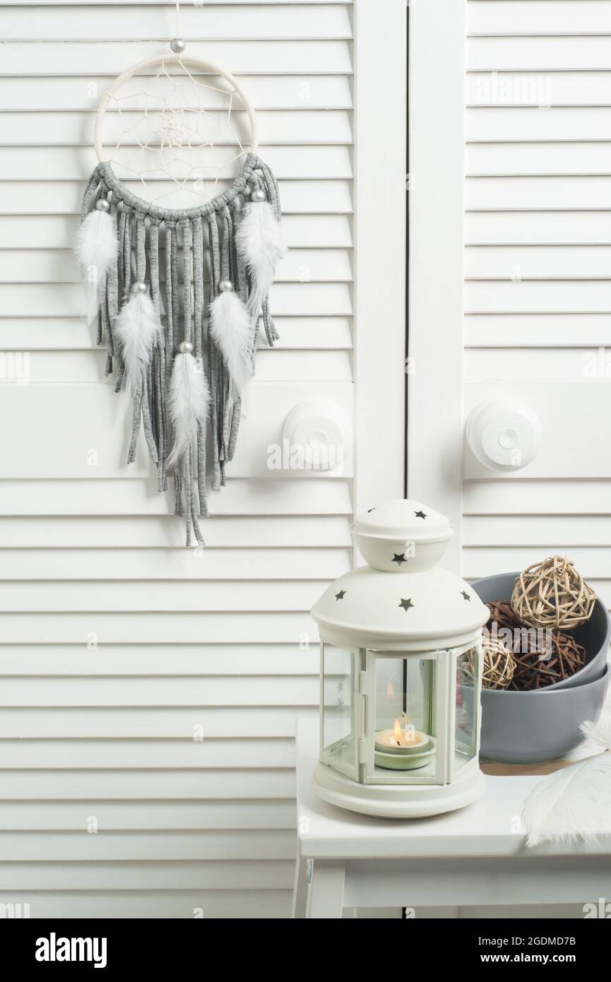 Gris Dream Catcher avec fils de coton à l'intérieur avec bols et bougie allumée Banque D'Images