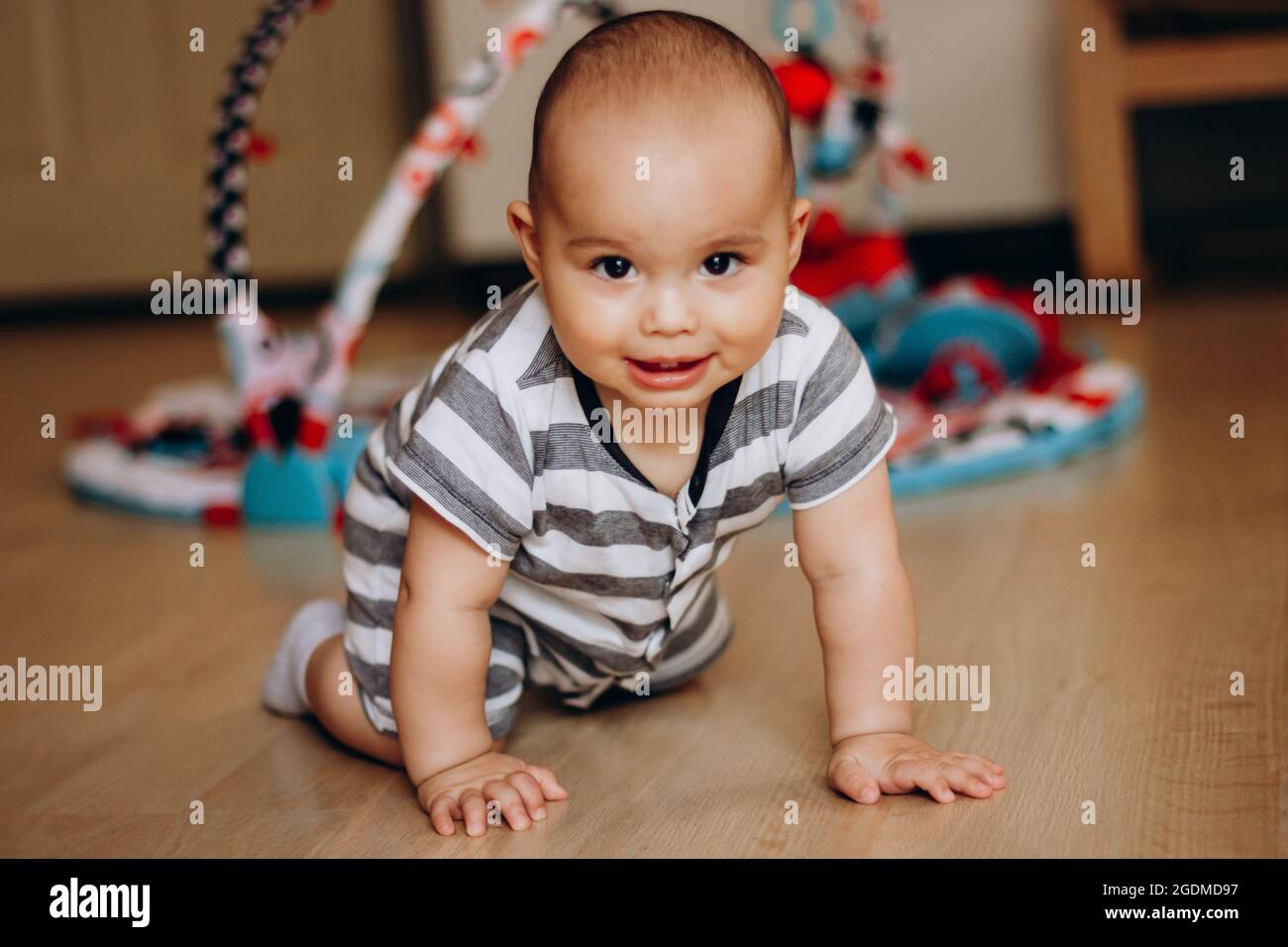 Bebe Sucre Apprenant A Ramper A La Maison Bebe Souriant Avec Des Joues Chubby Photo Stock Alamy