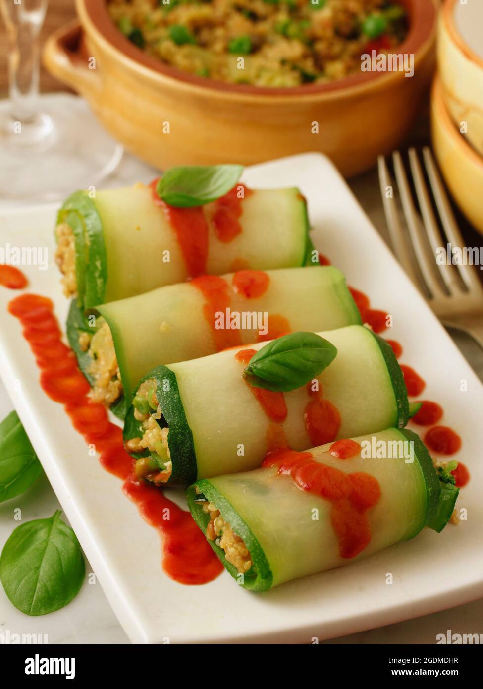 Rouleaux de courgettes remplis de couscous et de légumes. Banque D'Images