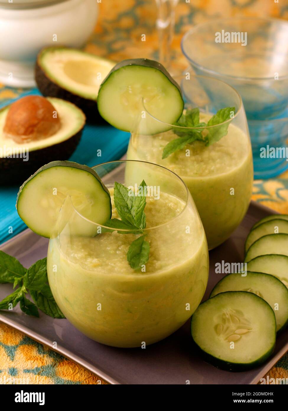 Soupe de concombre et d'avocat. Avec des feuilles de menthe. Banque D'Images