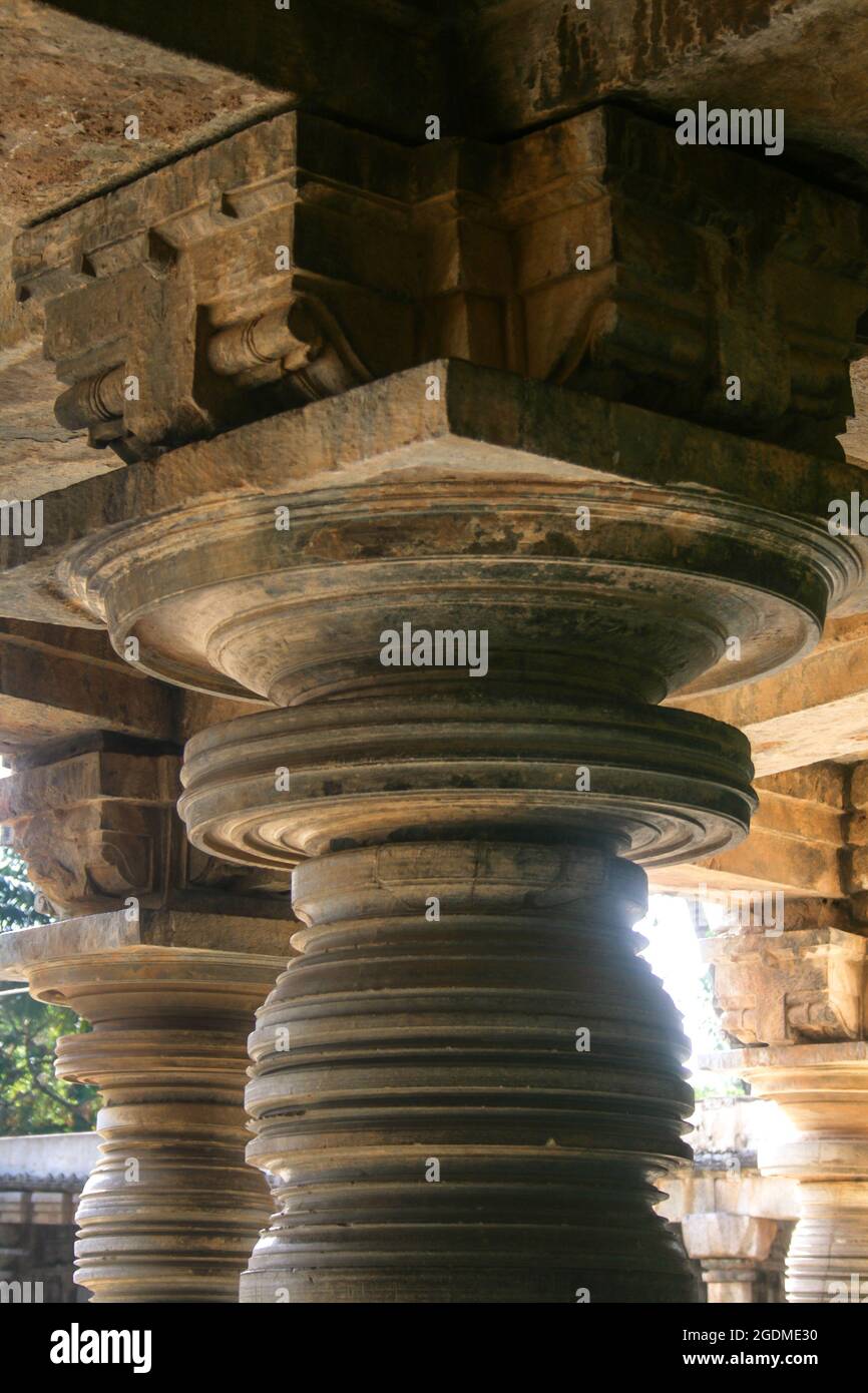 Piliers extrêmement bien cavés, ancien temple hindou de 800 ans à Somnathpur, Mysuru, Karnataka, Inde. Temple dédié au Seigneur Vishnu Banque D'Images
