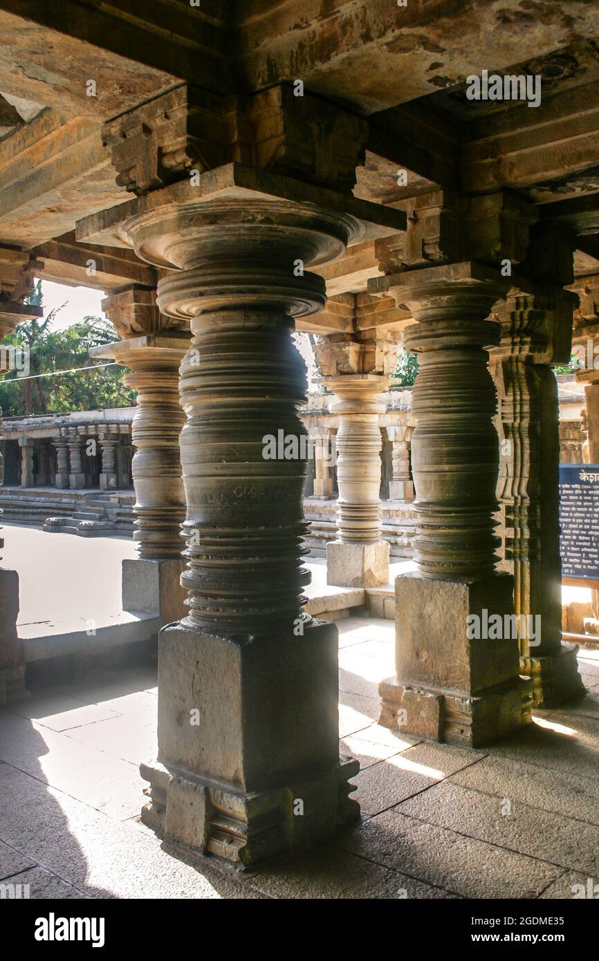 Piliers extrêmement bien cavés, ancien temple hindou de 800 ans à Somnathpur, Mysuru, Karnataka, Inde. Temple dédié au Seigneur Vishnu Banque D'Images