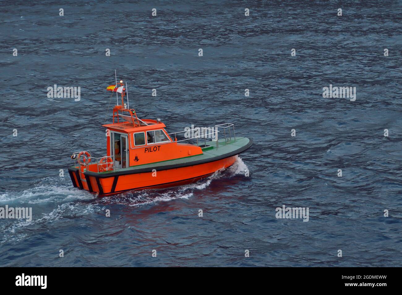 Bateau-pilote orange espagnol naviguant dans la mer. Banque D'Images