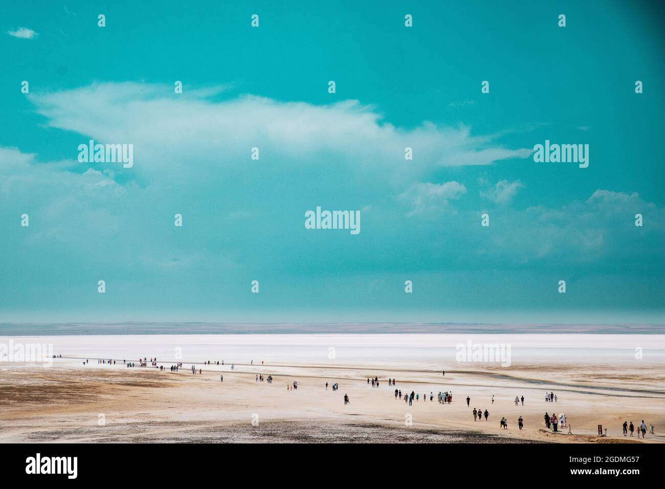 Les gens marchent sur le lac salé et le ciel bleu Banque D'Images