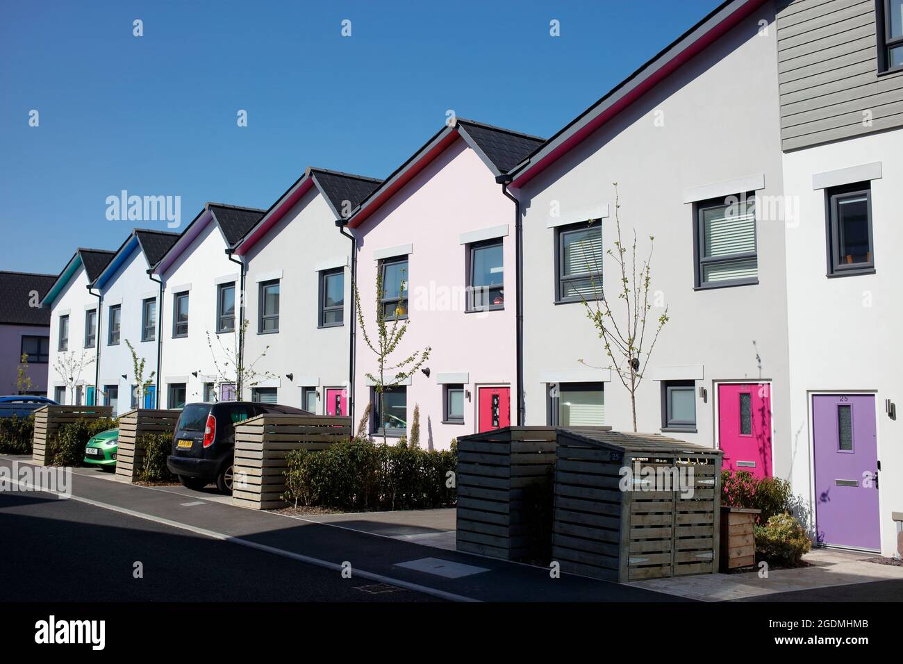 Nouvelles maisons écologiques dans un petit développement à Roborough près de Plymouth au Royaume-Uni. Les maisons ont des panneaux solaires et une efficacité thermique élevée. Banque D'Images