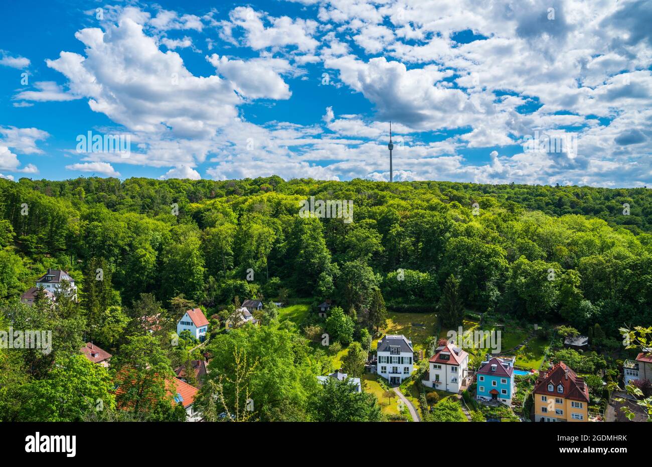 Allemagne, immeuble de la tour de télévision de Stuttgart entouré d'arbres verts de forêt par temps ensoleillé, vue aérienne sur les drones au-dessus des sommets des arbres et de la houe Banque D'Images