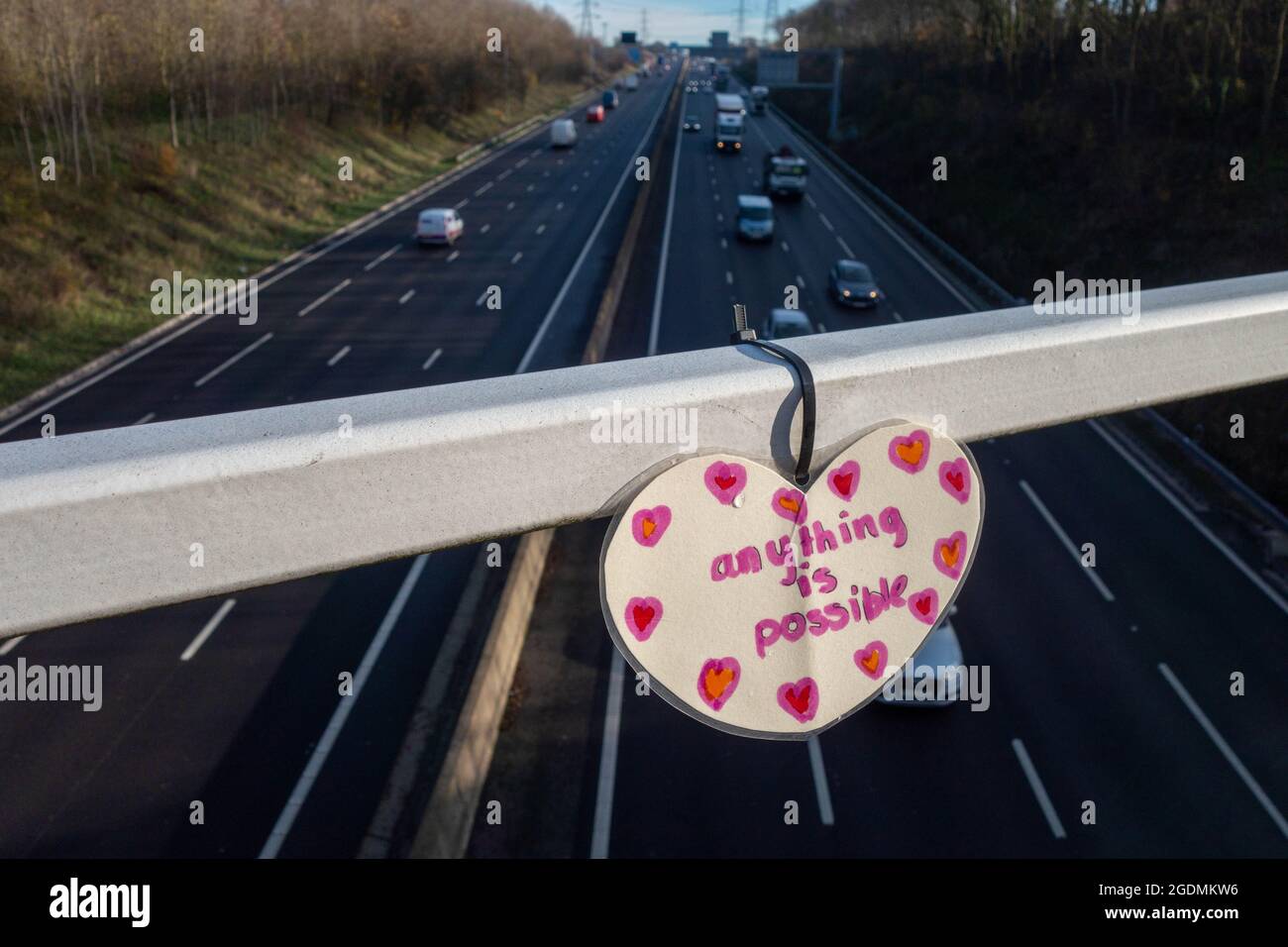 Le cœur de la montre de suicide sur le pont d'autoroute placé par un bon Samaritain, Banque D'Images