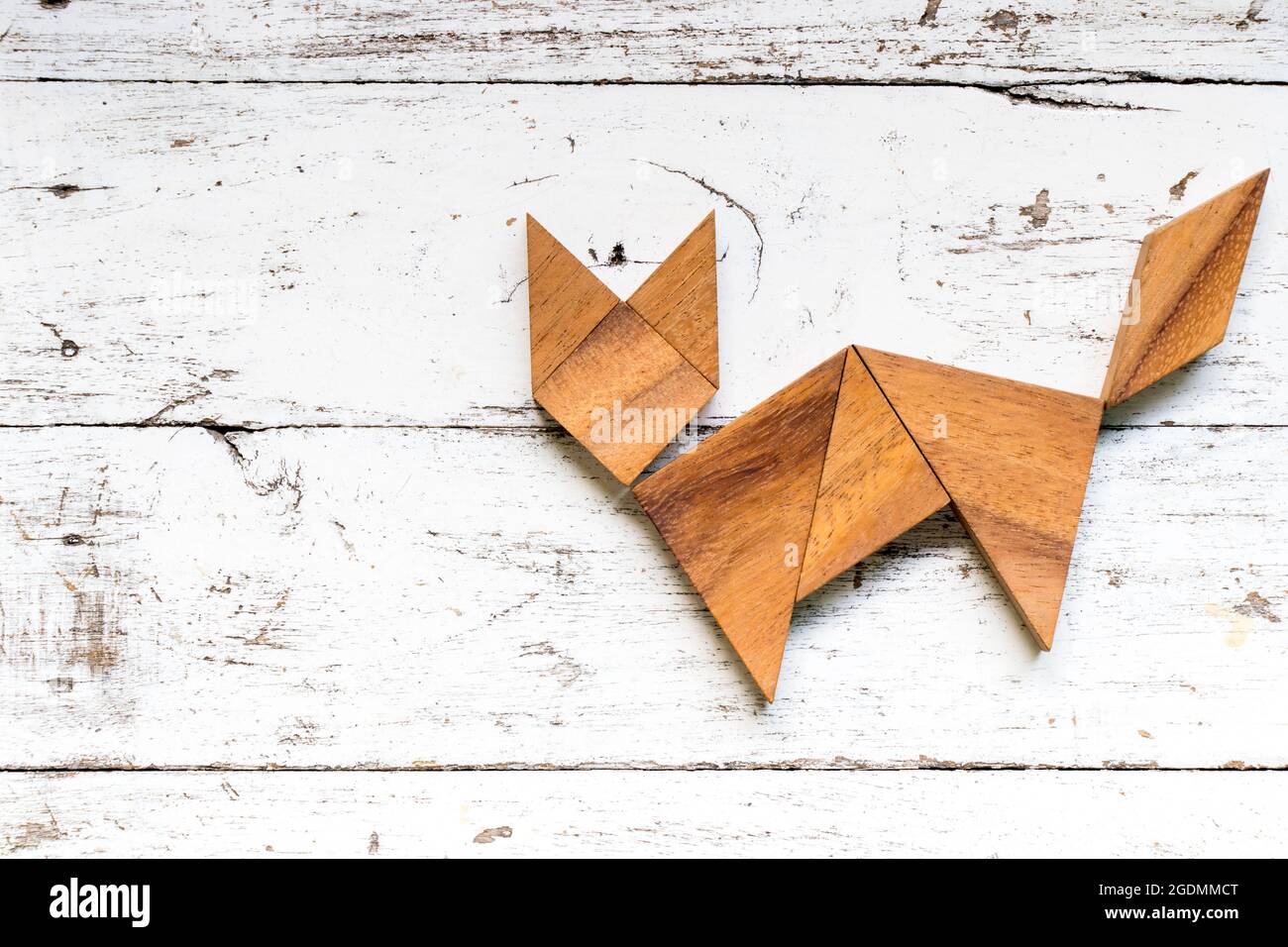 Casse Tete Tangram En Forme De Chat Sur Fond De Bois Blanc Photo Stock Alamy