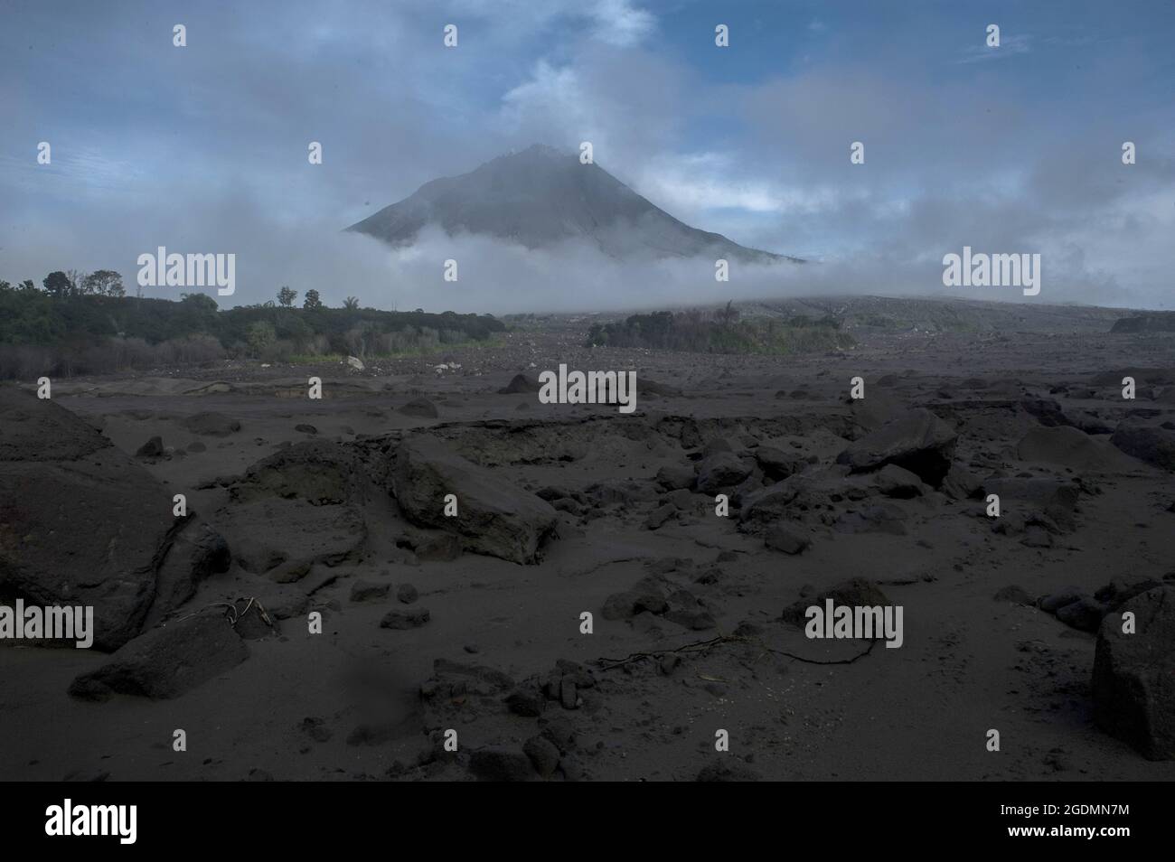 Karo, Indonésie. 14 août 2021. L'activité de Sinabung a été vue émettant des nuages blancs. Photographié de Tiga Serangkai, Simpang Empat, Karo, Sumatra Nord, Indonésie, le 13 août 2021. Sur la base des observations sismiques du centre de volcanologie pour l'atténuation des catastrophes géologiques du volcan Sinabung, Armen Putra a expliqué qu'il y avait eu 1 tectonique distant sismique d'une amplitude de 5 mm, SP 23 secondes et un tremblement de terre d'une durée de 67 secondes, activité volcanique de Sinabung niveau III (Standby). Photo par Aditya Sutanta/ABACAPRESS.COM crédit: Abaca Press/Alay Live News Banque D'Images